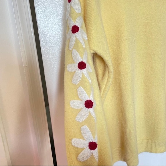 Vintage Yellow Sweater with Floral Design - Picture 6 of 6